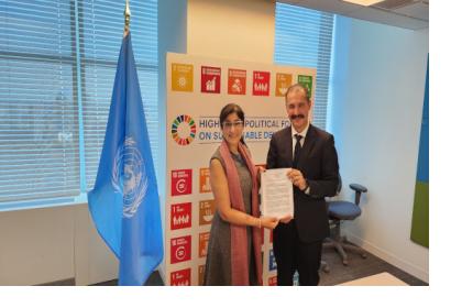 Aarti Holla-Maini, Director of UNOOSA, and Kaveh Madani, Director of UNU-INWEH, following the signing of the MoU